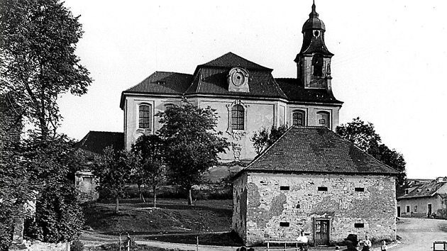 Fotografie z léta 1941 ukazuje poklidný ivot ve vsi. Za necelý rok bude