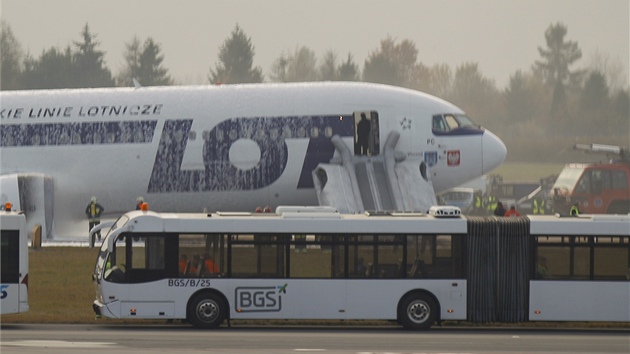 Boeing polských aerolinií LOT, kterému selhal podvozek,  na varavském letiti...