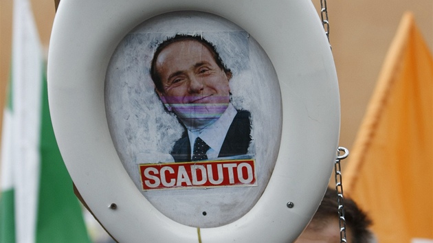 Demonstrace proti italskému premiérovi Silvio Berlusconimu (7. listopadu 2011)