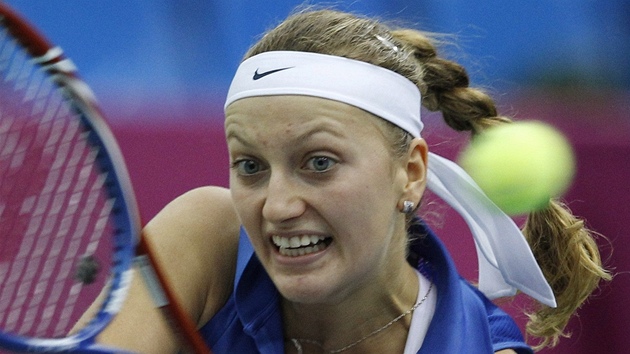 Petra Kvitová bhem první dvouhry Fed Cupu proti Marii Kirilenkové.