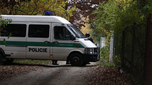 Policie u domu lena Hells Angels v Praze - Ton, kam ji pivolal po problmech exekutor. 