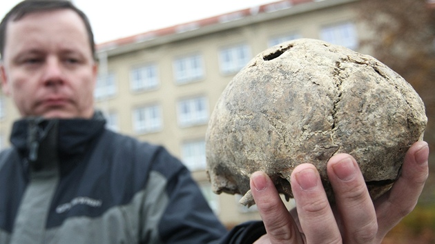 Lidské ostatky nalezené loni v srpnu na louce Budínka jsou v Jihlav. Více ne...