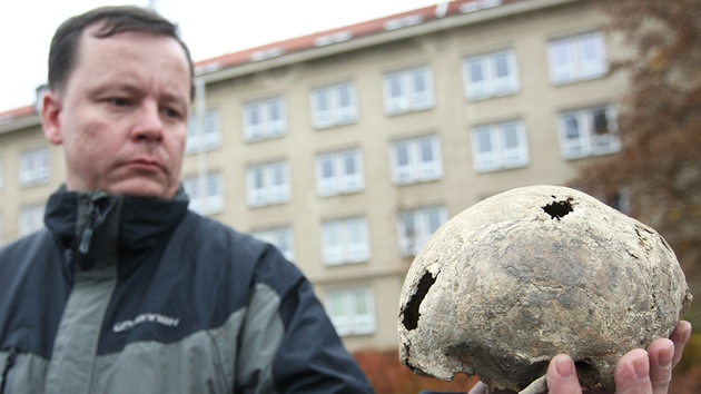 Lidsk ostatky nalezen na louce Budnka byly pevezeny do Jihlavy. Vce ne deset krabic pivezl policejn vyetovatel Michal Laka.