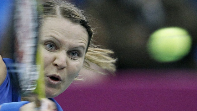 RETURN. Lucie afáová ve finále Fed Cupu v zápase proti ruské soupece