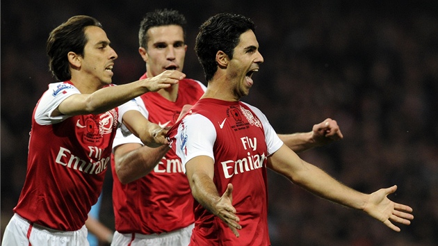 TO KOUKTE! Mikel Arteta z Arsenalu (vpravo) emotivn prov svj gl, kterm pokoil defenzivu West Bromwiche.