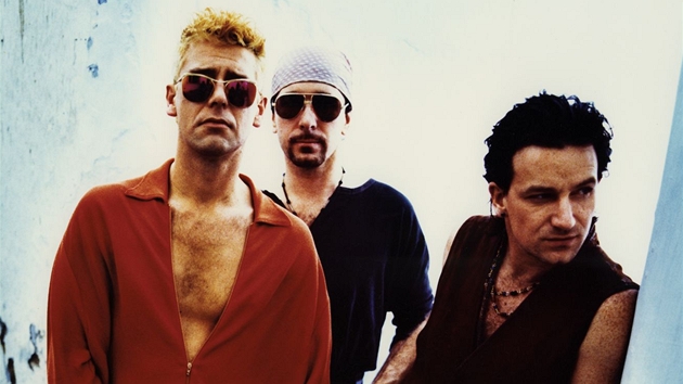 Kapelu U2 tvoí zleva Adam Clayton, Bono, The Edge a Larry Mullen, Jr.