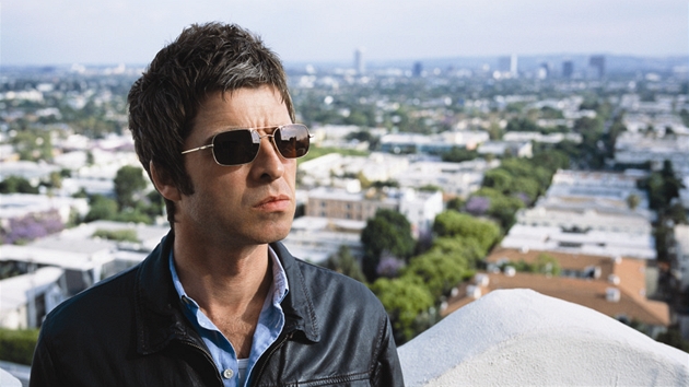 Noel Gallagher na fotografich ke sv prvn slov desce High Flying Birds