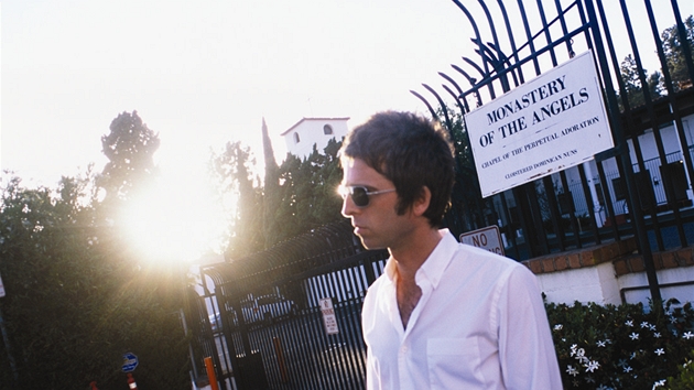Noel Gallagher na fotografich ke sv prvn slov desce High Flying Birds