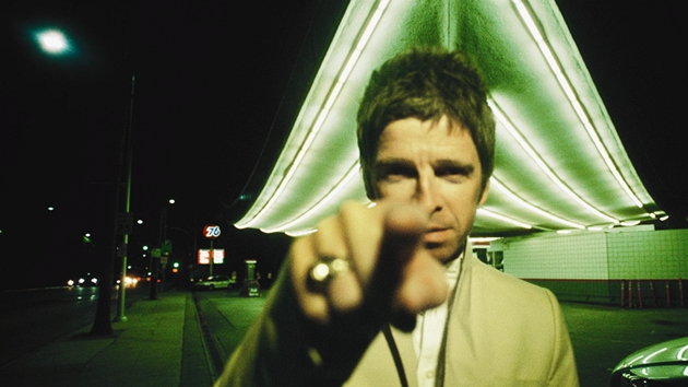 Noel Gallagher na fotografich ke sv prvn slov desce High Flying Birds