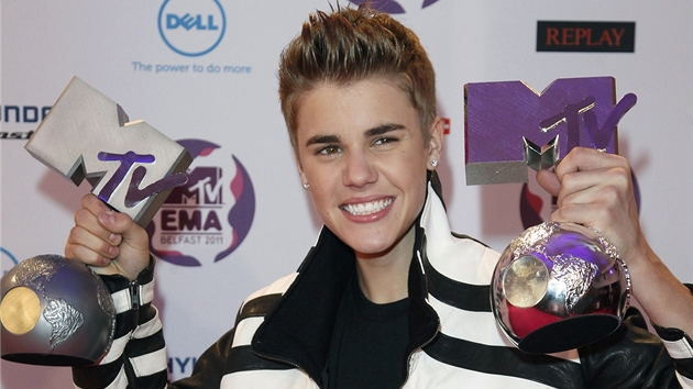 MTV 2011 - Justin Bieber se svými trofejemi (Belfast, 6. listopadu 2011)