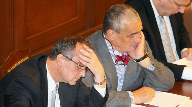Ministi Miroslav Kalousek a Karel Schwarzenberg bhem jednn Poslaneck snmovny. (1. listopadu 2011)