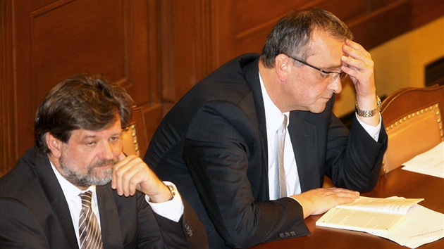 Poslanec VV Vít Bárta hlasuje bhem jednání Poslanecké snmovny. (1. listopadu 2011)