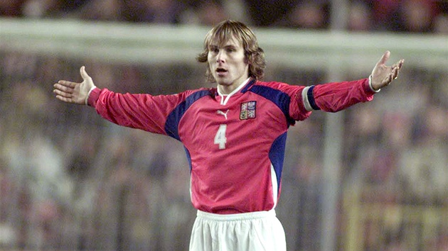 Pavel Nedvd pi utkn fotbalov bare proti Belgii (14. listopadu 2001)