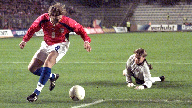 Karel Poborský pi utkání fotbalové baráe proti Belgii (14. listopadu 2001)