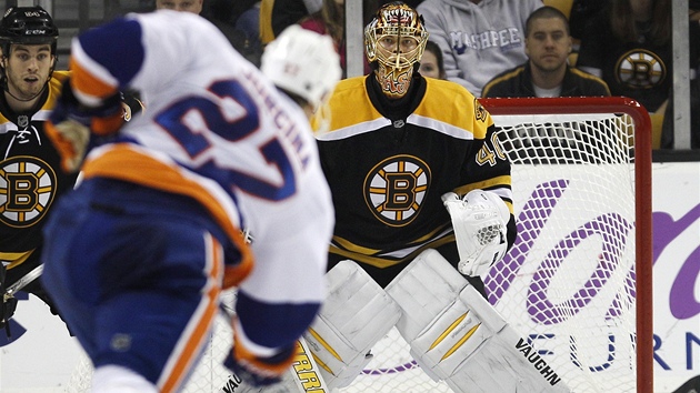 VDY SOUSTEDN. Bostonsk brank Tuukka Rask se chyst znekodnit stelu Milana Juriny v dresu newyorskch Islanders. 