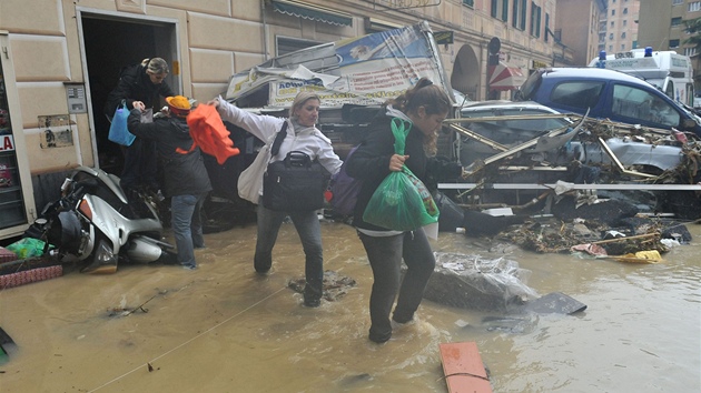 Lidé utíkají ze zaplavených dom 