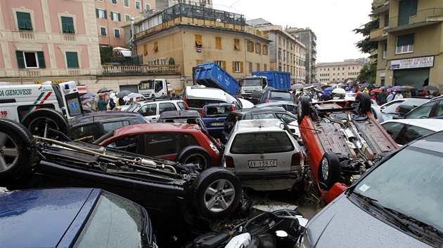 Bleskov povode v italskm mst Genoa nakupila destky aut jako dtsk hraky