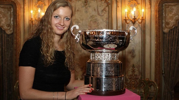 S TROFEJÍ. Petra Kvitová s nejcennjí týmovou trofejí v enském tenise.