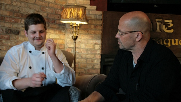 Zdenk Pohlreich s kuchaem Ondrou z Ostravy (23), kuchaem restaurace Cafe Prague v Chicagu  