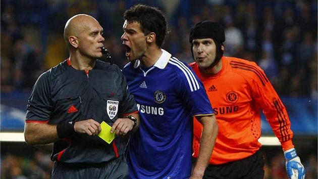 Chelsea - Barcelona: Petr ech (vpravo), Michael Ballack a sudí Tom Hening