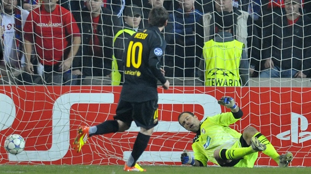 PENALTA. S velkm pehledem promnil Lionel Messi penaltu, plzesk brank Roman Pavlk byl bez ance. Od 24. minuty Barcelona vedla.