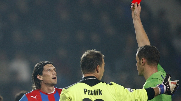 VEN! Rakouský rozhodčí Robert Schoergenhofer dává červenou kartu plzeňskému VEN! Rakouský rozhodčí Robert Schoergenhofer dává červenou kartu plzeňskému