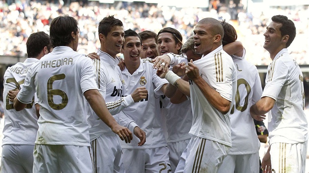 HALÁ MADRID. Fotbalisté Realu Madrid se radují z dalího vítzství.