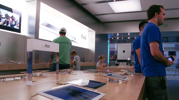 V současnosti vévodí Apple obchodům iPad 2, který je na stole vystaven tak, aby V současnosti vévodí Apple obchodům iPad 2, který je na stole vystaven tak, aby