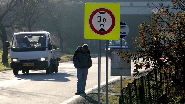 Na silnici u viaduktu v obci Rybnk na eskokrumlovsku, kde se 14. jna stala vn nehoda rakouskho autobusu, byly osazeny nov znaky. idie maj upozornit na to,  e most je vysok jen 3 metry.