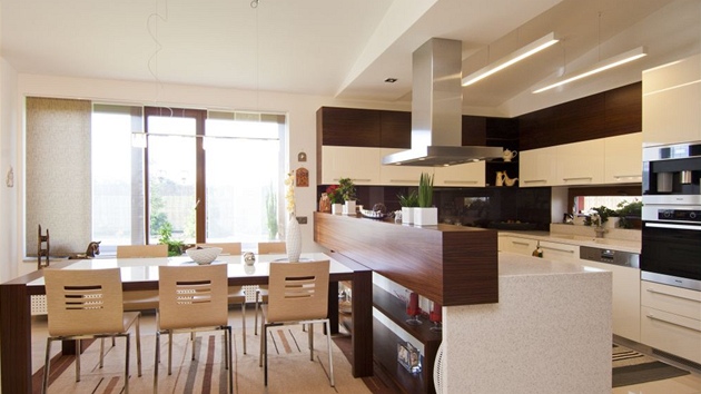 Praktické eení kuchyn ve tvaru U nabízí dostatek úloných prostor. 