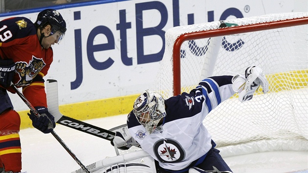 Glman Ondej Pavelec z Winnipegu likviduje anci Scottieho Upshalla z Floridy.