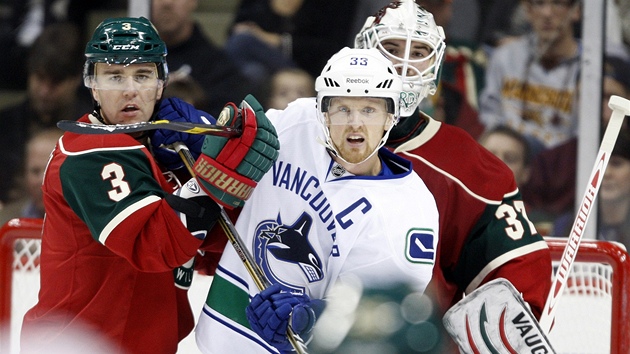 Marek idlický (vlevo)  z Minnesoty, vancouverský  Henrik Sedin a gólman Josh