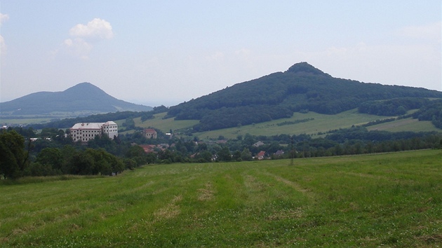 Vrch Ostrý v pohledu od severozápadu, v popedí obec Mileov