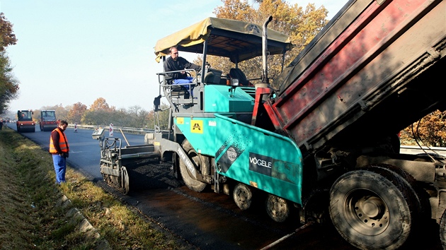 Při opravě silnice u Zádveřic na Zlínsku cestáři poprvé v Česku mimo město... Při opravě silnice u Zádveřic na Zlínsku cestáři poprvé v Česku mimo město...