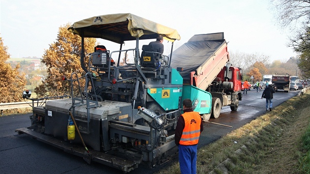 Při opravě silnice u Zádveřic na Zlínsku cestáři poprvé v Česku mimo město... Při opravě silnice u Zádveřic na Zlínsku cestáři poprvé v Česku mimo město...