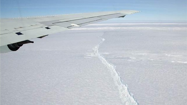 Prasklina v Antarktid je dlouhá 30 kilometr.