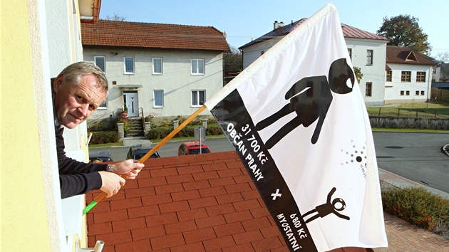 Starosta Újezdu Vladimír Kráalík ví na obecním úad protestní vlajku.