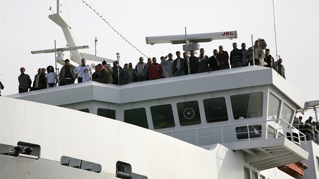 Pasai ekaj na palub hoc lodi na evakuaci. Por na trajektu Bella si nevydal dnou ob (3. listopadu 2011)