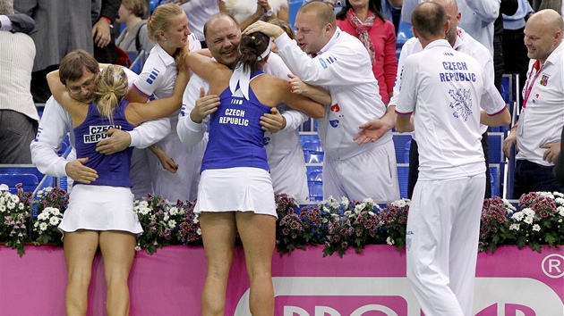NADEN ESKCH TENISTEK. Lucie Hradeck a Kvta Peschkeov prv rozhodly ve tyhe o vtzstv nad Ruskami ve finle Fed Cupu.