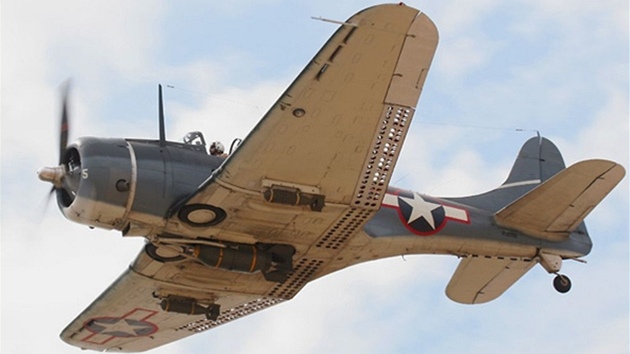 Bombardér SBD Dauntless, předvádí dva prvky nezbytné pro střemhlavé... Bombardér SBD Dauntless, předvádí dva prvky nezbytné pro střemhlavé...