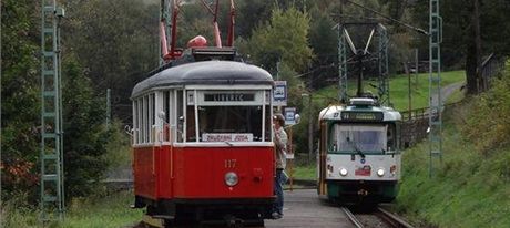 O renovaci historických tramvají se stará liberecké sdruení Boveraclub. Na snímku vz typu 6MT z roku 1953 (vlevo).