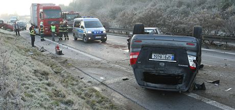 Ti auta havarovala rno na kluzkm dlninm pivadi u Ejpovic (14.11.2011)