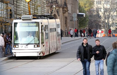 Tramvaj linky íslo 4 brnnského Dopravního podniku se speciální reklamou na MF