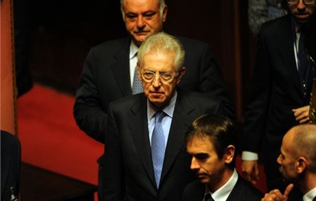 Pravdpodobný nástupce Silvia Berlusconiho, eurokomisa Mario Monti (uprosted) v italském senátu