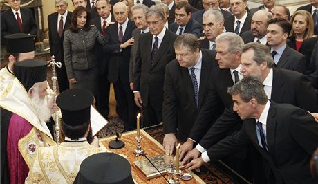 Nová ecká vláda skládá ped popy ortodoxní církve písahu (11. listopadu 2011)
