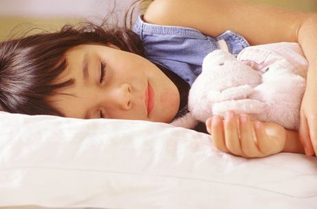 Nedostatek kvalitního spánku me u dtí zpsobit poruchy uení i chování, únavu, ospalost nebo sníení imunity. (Ilustraní snímek)