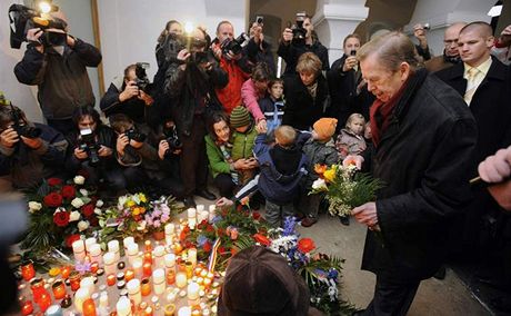 Václav Havel poloil kvtiny k památníku na Národní tíd v roce 2009.