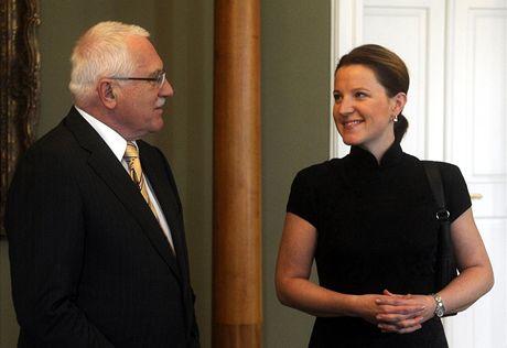 Vicepremiérka Karolína Peake byla na Hrad i v listopadu loského roku. Tehdy si ji Klaus pozval v rámci schzek s jednotlivými ministry Neasovy vlády. (14. listopadu 2011)