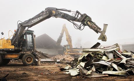 Firma Skanska zaala bourat staré budovy v areálu tydvorských kasáren v