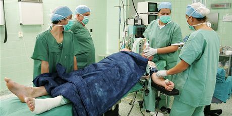 Anestezie pacienta ped unikátní operací nového typu endoprotézy hlezenního